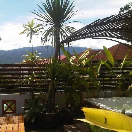 Junior House Vandrarhem Chiang Mai Exteriör bild